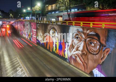 Città del Messico, circuito interno Melchor Ocampo strada murales del traffico murales di Lizette Charlotte, notte notturna veicolo luci sentieri Foto Stock