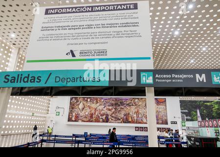 Mexico City, Aeropuerto Internacional Benito Juarez International Airport, terminal passeggeri viaggiatori, partenze, importanti informazioni Covid 19, Insid Foto Stock