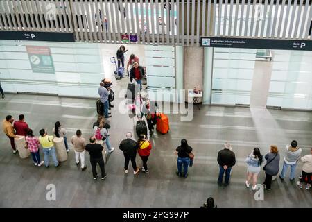 Città del Messico, Aeroporto Internazionale Benito Juarez Aeropuerto, atrio terminal, viaggiatori, Aeropuerto Internacional Benito Juare Foto Stock