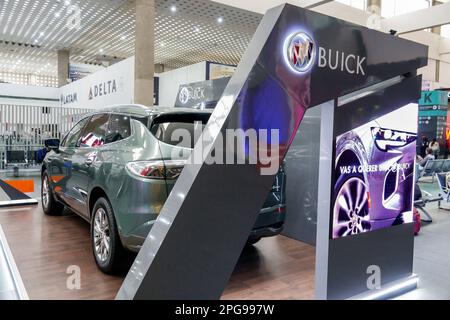 Mexico City, Aeropuerto Internacional Benito Juarez International Airport, terminal concourse, Buick SUV esposizione interna interni, vendita esposizione, sig Foto Stock