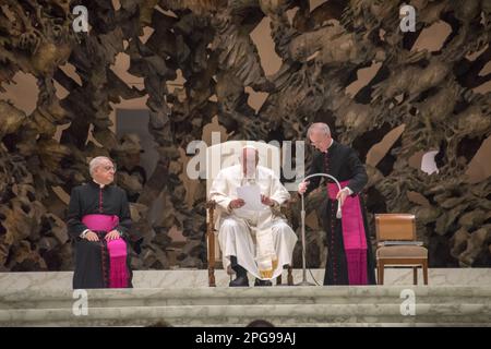 Città del Vaticano, Vaticano - 7 dicembre 2022: Papa Francesco durante la sua udienza generale settimanale nella sala Paolo VI. Foto Stock