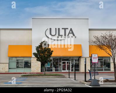 Houston, Texas USA 02-26-2023: Facciata esterna del magazzino ULTA Beauty e parcheggio a Houston, Texas. Catena americana di negozi di bellezza fondata nel 1990. Foto Stock