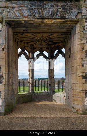 Vista dall'interno di una delle finestre del 16th ° secolo nella parete della tenda dello storico Castello di Newark Foto Stock