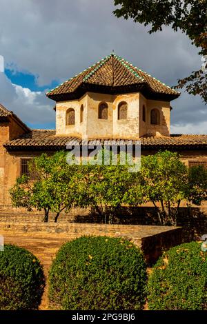 Edificio nei giardini del Generalife presso il Palazzo dell'Alhambra a Granada Andalucia Spagna, un sito patrimonio dell'umanità dell'UNESCO e una delle principali attrazioni turistiche. Foto Stock