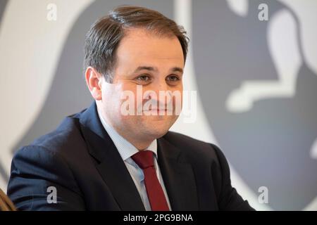 Dusseldorf, Germania. 21st Mar, 2023. Nathanael LIMINSKI, capo della Cancelleria di Stato della Renania settentrionale-Vestfalia, ritratto, ritratto, immagine singola ritagliata, motivo singolo, Nella Cancelleria di Stato di Duesseldorf, 03/21/2023, Credit: dpa/Alamy Live News Foto Stock