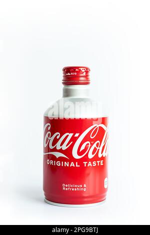 Nha Trang, Vietnam - marzo 2023. Bottiglia di alluminio Coca Cola. Creative rosso bianco fermo vita di bottiglia pop soda. Foto Stock