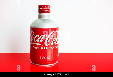 Nha Trang, Vietnam - marzo 2023. Bottiglia di alluminio Coca Cola. Creative rosso bianco fermo vita di bottiglia pop soda. Foto Stock