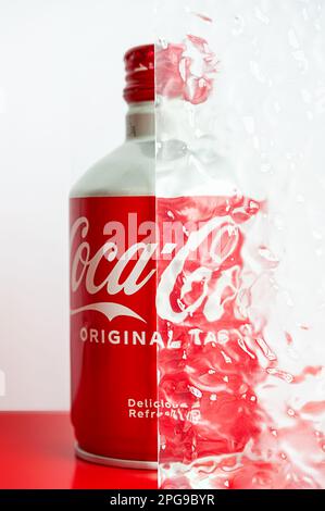 Nha Trang, Vietnam - marzo 2023. Bottiglia di alluminio Coca Cola. Creative rosso bianco fermo vita di bottiglia pop soda. Foto Stock