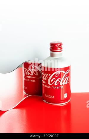 Nha Trang, Vietnam - marzo 2023. Bottiglia di alluminio Coca Cola. Creative rosso bianco fermo vita di bottiglia pop soda. Foto Stock