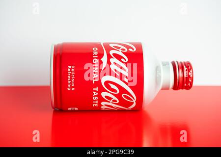 Nha Trang, Vietnam - marzo 2023. Bottiglia di alluminio Coca Cola. Creative rosso bianco fermo vita di bottiglia pop soda. Foto Stock