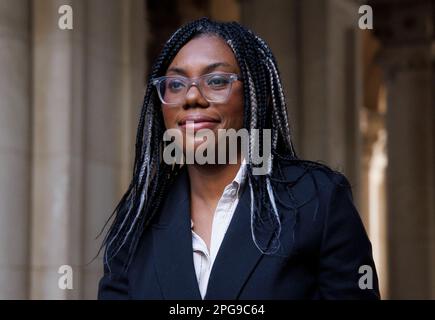 Londra, Regno Unito. 21st Mar, 2023. Kemi Badenoch, Segretario di Stato per le imprese e il Commercio, Presidente del Consiglio di Commercio, Ministro per le Donne e le pari opportunità, arriva alla riunione settimanale del Gabinetto. Credit: Notizie dal vivo di Mark Thomas/Alamy Foto Stock