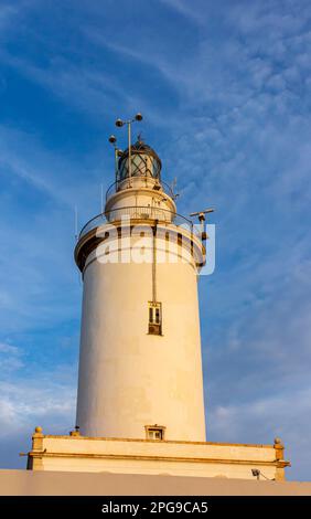 La Farola de Malaga o faro di Malaga nel porto di Malaga sulla Costa del Sol in Andalusia nel sud della Spagna costruita nel 1817. Foto Stock