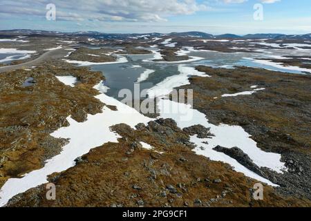 Tundra in Norweggen, mit Feuchtgebieten, Tümpeln, Schnee, Schneefeldern, Nordkinnhalbinsel, Nordkinn-Halbinsel, Nordkinn, Nordkyn, Finnmark, Nord-Norwe Foto Stock