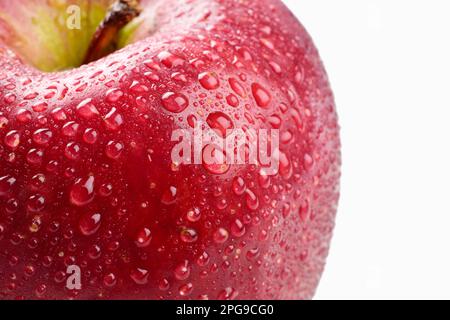 gocce d'acqua dolce sulla mela isolato su sfondo bianco Foto Stock