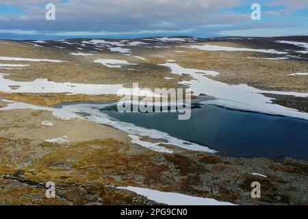 Tundra in Norweggen, mit Feuchtgebieten, Tümpeln, Schnee, Schneefeldern, Nordkinnhalbinsel, Nordkinn-Halbinsel, Nordkinn, Nordkyn, Finnmark, Nord-Norwe Foto Stock