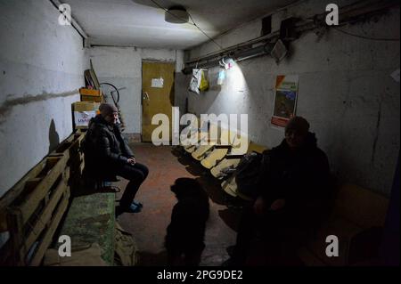 Avdiivka, Donetsk Ucraina, Ucraina. 20th Mar, 2023. I residenti di Avdiivka, Luba e Mayoarva, si siedono con il loro cane come munizioni a grappolo terra sopra. Negli ultimi giorni, le forze russe si sono avanzate sulla città prendendo villaggi nella regione circostante. (Credit Image: © Madeleine/ZUMA Press Wire) SOLO PER USO EDITORIALE! Non per USO commerciale! Foto Stock