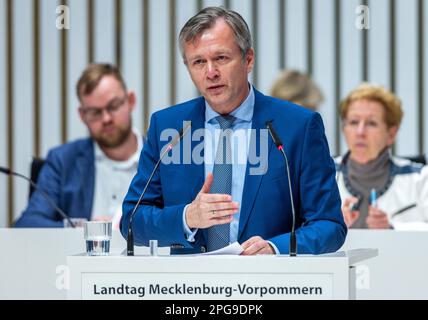 Schwerin, Germania. 21st Mar, 2023. Heiko Geue (SPD), ministro delle Finanze del Meclemburgo-Pomerania occidentale, interviene alla sessione di emergenza del parlamento statale del Meclemburgo-Pomerania occidentale. Il dibattito sulla Fondazione per il clima Meclemburgo-Pomerania occidentale continua ad occupare il parlamento nella settimana in corso. Nella sessione di emergenza, i partiti dell'opposizione vogliono ampliare le competenze della commissione d'inchiesta in materia. Credit: Jens Büttner/dpa/Alamy Live News Foto Stock