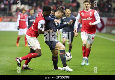 Cheick Keita di Reims, Ruslan Malinovskyi di Marsiglia durante il campionato francese Ligue 1 partita di calcio tra Stade de Reims e Olympique de Marseille il 19 marzo 2023 allo stadio Auguste Delaune di Reims, Francia - Foto: Jean Catuffe/DPPI/LiveMedia Foto Stock