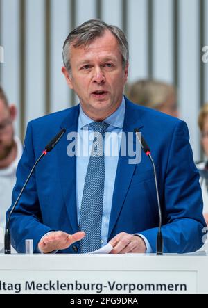 Schwerin, Germania. 21st Mar, 2023. Heiko Geue (SPD), ministro delle Finanze del Meclemburgo-Pomerania occidentale, interviene alla sessione di emergenza del parlamento statale del Meclemburgo-Pomerania occidentale. Il dibattito sulla Fondazione per il clima Meclemburgo-Pomerania occidentale continua ad occupare il parlamento nella settimana in corso. Nella sessione di emergenza, i partiti dell'opposizione vogliono ampliare le competenze della commissione d'inchiesta in materia. Credit: Jens Büttner/dpa/Alamy Live News Foto Stock