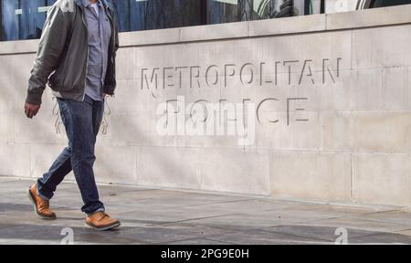 Londra, Regno Unito. 21st Mar, 2023. Un uomo passa davanti al cartello della polizia metropolitana fuori dal New Scotland Yard mentre viene pubblicato il rapporto della baronessa Louise Casey sulla polizia metropolitana, che descrive la forza come “istituzionalmente razzista, misoginista e omofobica”. (Foto di Vuk Valcic/SOPA Images/Sipa USA) Credit: Sipa USA/Alamy Live News Foto Stock