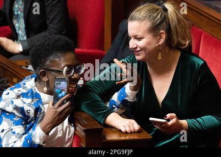 Parigi, Francia. 21st Mar, 2023. Deputato francese e presidente del gruppo parlamentare la France Insoumise LFI Mathilde Panot e deputato LFI Daniele Obono durante una sessione di interrogazioni al governo presso l'Assemblea nazionale francese di Parigi, il 21 marzo 2023. Foto di Raphael Lafargue/ABACAPRESS.COM Credit: Abaca Press/Alamy Live News Foto Stock