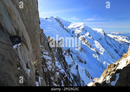 Vista del Monte Bianco visto dalla Aiguille du Midi. Alpi francesi, Europa. Foto Stock