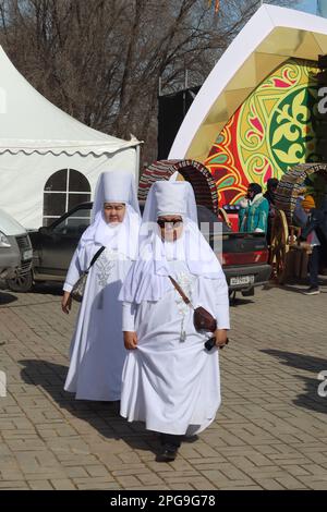 Almaty, Kazakistan. 21st marzo 2023. È una vacanza molto importante per i kazaki, che segna l'inizio di un nuovo anno. Si festeggia diversi giorni a partire dal 21st marzo, giorno dell'equinozio primaverile. Nauryz significa “nuovo giorno”, si celebra nei grandi Steppi dell’antichità. Nauryz simboleggia la bontà e la ricchezza, la felicità e l'amore e una grande giornata di amicizia, poiché questa vacanza è comune per molte nazioni. Foto Stock