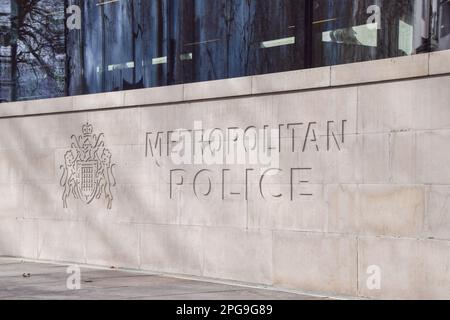 Londra, Regno Unito. 21st Mar, 2023. Vista generale del segno di polizia metropolitana fuori New Scotland Yard come è pubblicato il rapporto della baronessa Louise Casey sulla polizia metropolitana, che descrive la forza come 'istituzionalmente razzista, misoginista e homophobicâ (Credit Image: © Vuk Valcic/SOPA Images via ZUMA Press Wire) SOLO USO EDITORIALE! Non per USO commerciale! Foto Stock