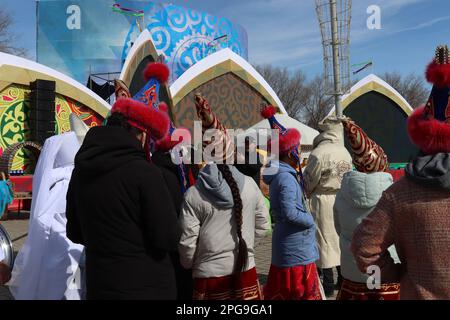 Almaty, Kazakistan. 21st marzo 2023. È una vacanza molto importante per i kazaki, che segna l'inizio di un nuovo anno. Si festeggia diversi giorni a partire dal 21st marzo, giorno dell'equinozio primaverile. Nauryz significa “nuovo giorno”, si celebra nei grandi Steppi dell’antichità. Nauryz simboleggia la bontà e la ricchezza, la felicità e l'amore e una grande giornata di amicizia, poiché questa vacanza è comune per molte nazioni. Foto Stock