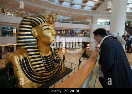 HHravityHH un'installazione su larga scala dell'artista concettuale Awol Erizku, con sede a Los Angeles, è esposta al Pacific Place dell'Ammiragliato. 16MAR23 SCMP/Sam Tsang Foto Stock