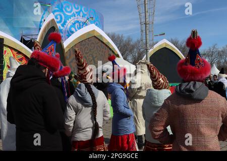 Almaty, Kazakistan. 21st marzo 2023. È una vacanza molto importante per i kazaki, che segna l'inizio di un nuovo anno. Si festeggia diversi giorni a partire dal 21st marzo, giorno dell'equinozio primaverile. Nauryz significa “nuovo giorno”, si celebra nei grandi Steppi dell’antichità. Nauryz simboleggia la bontà e la ricchezza, la felicità e l'amore e una grande giornata di amicizia, poiché questa vacanza è comune per molte nazioni. Foto Stock