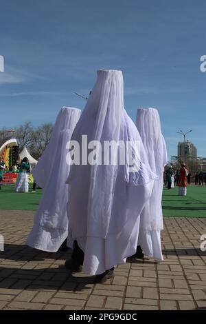 Almaty, Kazakistan. 21st marzo 2023. È una vacanza molto importante per i kazaki, che segna l'inizio di un nuovo anno. Si festeggia diversi giorni a partire dal 21st marzo, giorno dell'equinozio primaverile. Nauryz significa “nuovo giorno”, si celebra nei grandi Steppi dell’antichità. Nauryz simboleggia la bontà e la ricchezza, la felicità e l'amore e una grande giornata di amicizia, poiché questa vacanza è comune per molte nazioni. Foto Stock