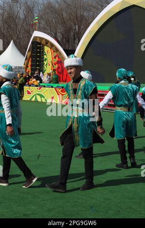 Almaty, Kazakistan. 21st marzo 2023. È una vacanza molto importante per i kazaki, che segna l'inizio di un nuovo anno. Si festeggia diversi giorni a partire dal 21st marzo, giorno dell'equinozio primaverile. Nauryz significa “nuovo giorno”, si celebra nei grandi Steppi dell’antichità. Nauryz simboleggia la bontà e la ricchezza, la felicità e l'amore e una grande giornata di amicizia, poiché questa vacanza è comune per molte nazioni. Foto Stock