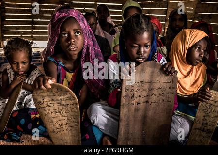 I bambini della scuola coranica nel distretto di Darbedda, appartengono principalmente alla tribù Haratin svantaggiata e possono frequentare la scuola coranica grazie all'aiuto della Fondazione Sahel di Brahim Ramdhane a Nouakshott in Mauritania. Foto Stock