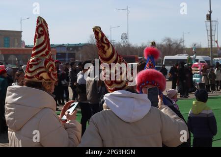 Almaty, Kazakistan. 21st marzo 2023. È una vacanza molto importante per i kazaki, che segna l'inizio di un nuovo anno. Si festeggia diversi giorni a partire dal 21st marzo, giorno dell'equinozio primaverile. Nauryz significa “nuovo giorno”, si celebra nei grandi Steppi dell’antichità. Nauryz simboleggia la bontà e la ricchezza, la felicità e l'amore e una grande giornata di amicizia, poiché questa vacanza è comune per molte nazioni. Foto Stock