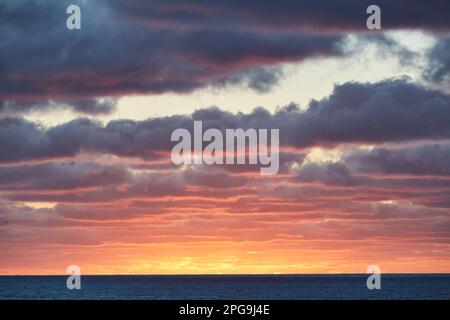 Cornovaglia, Regno Unito - Tramonto con il cielo drammatico alla fine di Land Foto Stock