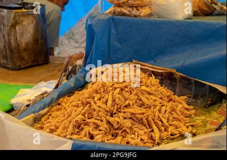 Nimki, cibo speziato indiano ampiamente popolare è in fase di preparazione in una bancarella di cibo lato strada. Howrah, Bengala Occidentale, India. Foto Stock