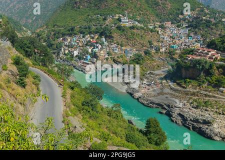 Devprayag, Divina confluenza, Garhwal, Uttarakhand, India. Qui Alaknanda incontra il fiume Bhagirathi ed entrambi i fiumi in seguito scorrono come il fiume Ganges. Foto Stock