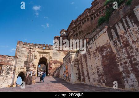 Jodhpur, Rajasthan, India - 19th ottobre 2019 : turisti che visitano il forte famoso di Mehrangarh, architettura antica della pietra. Sito patrimonio dell'umanità dell'UNESCO. Foto Stock