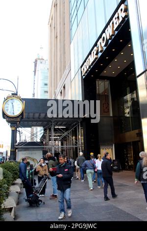 New York, Stati Uniti. 21st Mar, 2023. I passanti camminano di fronte alla Trump Tower. I pubblici ministeri di New York stanno indagando su Trump per aver pagato il denaro della corsa a due donne. Una grande giuria deciderà se portare le accuse. Il repubblicano potrebbe quindi diventare il primo ex presidente ad essere accusato per un presunto crimine. Credit: Ninhu/dpa/Ninhu Live News Foto Stock