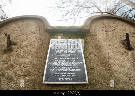 Cracovia, Polonia - 7 marzo 2023: Frammento del muro del Ghetto ebraico a Cracovia, Polonia. Le mura del Ghetto furono costruite in stile di tombe ebraiche che simboleggiavano Foto Stock