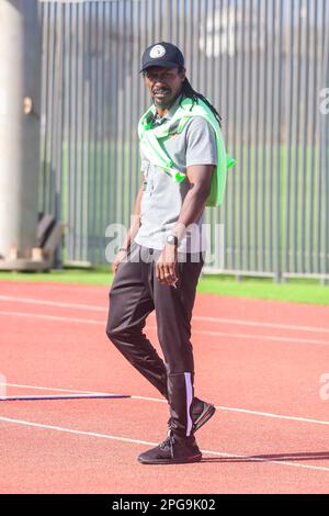 Allenatore Aliou Cissé del Senegal durante una sessione di formazione in preparazione per la Coppa delle nazioni d'Africa (AFCON) partita qualificatori contro il Mozambico a Stade du Sénégal - Abdoulaye Wade. Dakar, Senegal. Foto Stock