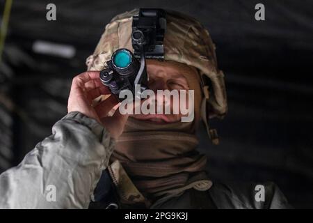 Fort Riley, Kansas, Stati Uniti. 24th Feb, 2023. STATI UNITI Bingham, un optometrista assegnato all'Irwin Army Community Hospital, crea una lente per la visione notturna sul suo casco da combattimento avanzato durante la qualifica di Expert Field Medical Badge (EFMB) su Fort Riley, Kansas, 24 febbraio 2023. Bingham si era allenato per l'EFMB, uno dei tre distintivi dipendenti dal lavoro che sono tra i distintivi più difficili da guadagnare nell'esercito. Credito: USA Army/ZUMA Press Wire Service/ZUMAPRESS.com/Alamy Notizie dal vivo Foto Stock