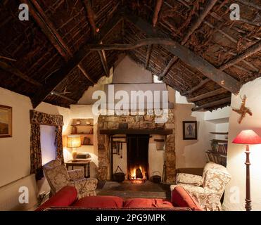 Fattoria tradizionale cottage, Sligo, Irlanda, camino con tetto di torba. Case tradizionali, ambiente rurale, Regno Unito. Architetto: Na, 2020. Foto Stock