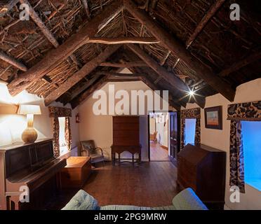 Fattoria tradizionale cottage, Sligo, Irlanda, camino con tetto di torba. Case tradizionali, ambiente rurale, Regno Unito. Architetto: Na, 2020. Foto Stock