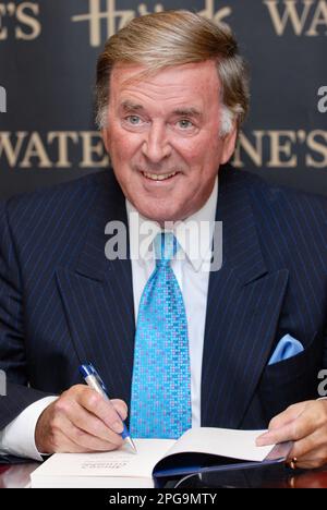 Terry Wogan. Firma del libro, Harrods, Knightsbridge, Londra, Regno Unito Foto Stock