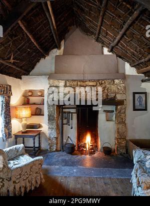 Fattoria tradizionale cottage, Sligo, Irlanda, camino con tetto di torba. Case tradizionali, ambiente rurale, Regno Unito. Architetto: Na, 2020. Foto Stock