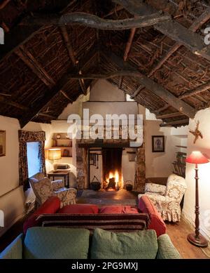 Fattoria tradizionale cottage, Sligo, Irlanda, camino con tetto di torba. Case tradizionali, ambiente rurale, Regno Unito. Architetto: Na, 2020. Foto Stock