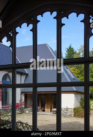 Fattoria tradizionale cottage, Sligo, Irlanda, camino con tetto di torba. Case tradizionali, ambiente rurale, Regno Unito. Architetto: Na, 2020. Foto Stock