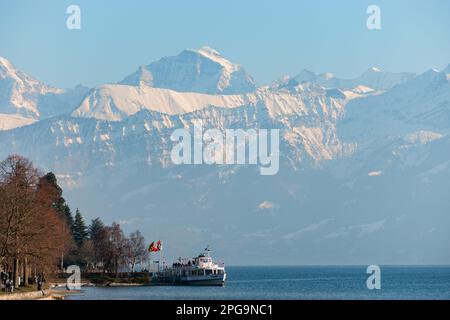 Thun, Svizzera, 12 febbraio 2023 piccola barca con passeggeri in una crociera sul lago di Thun Foto Stock